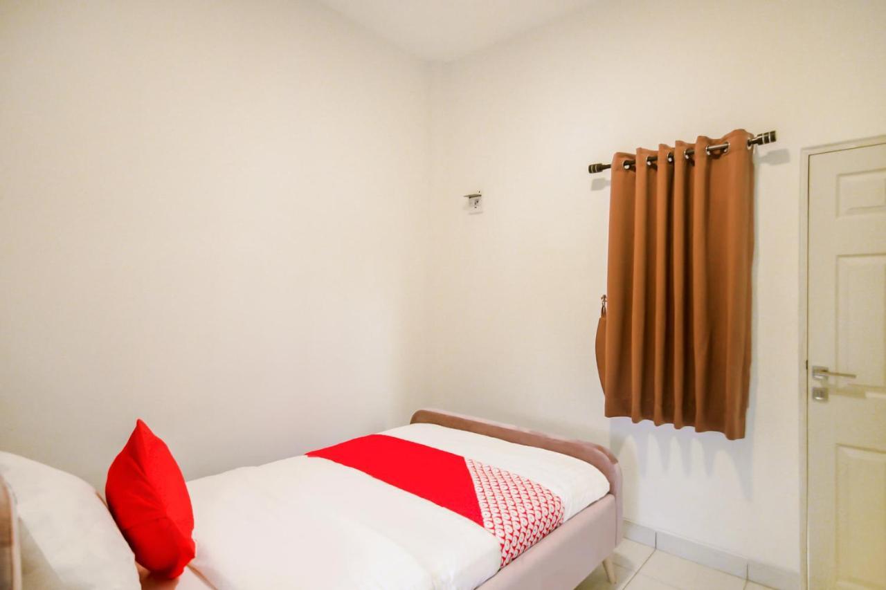Oyo 183 The Pipe House Hotel Палембанг Екстериор снимка